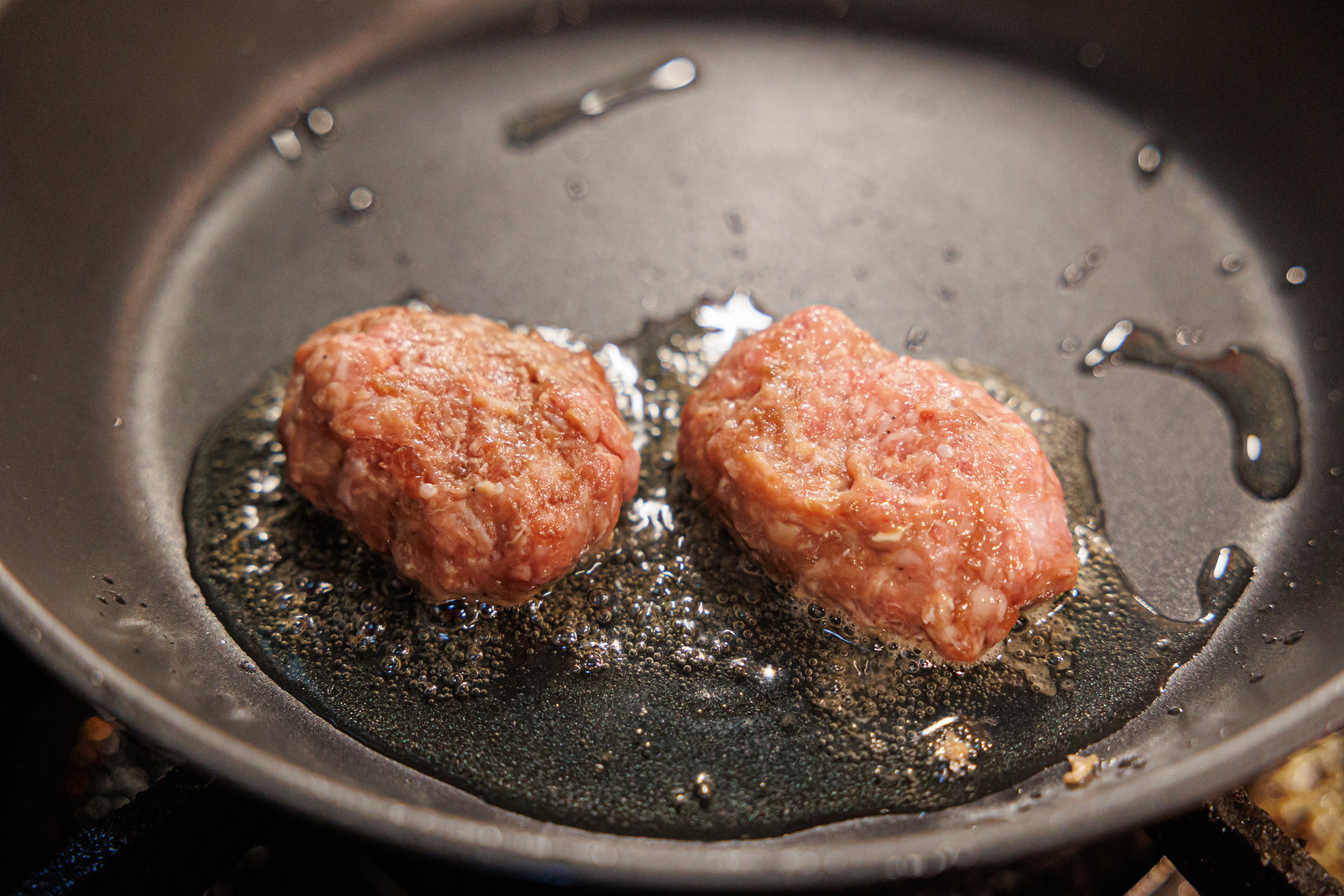 国産牛と三元豚の煮込みハンバーグ